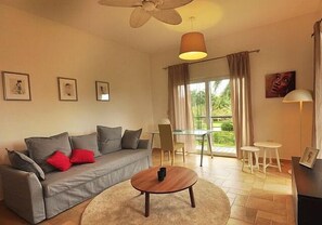 Plasmafernseher, DVD-Player, iPod-Dockingstation, MP3-Dockingstation