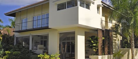 Outdoor pool, pool umbrellas, sun loungers