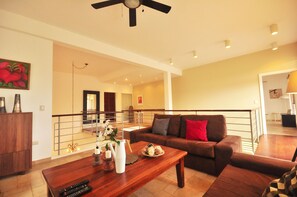 Design-Villa, 4 Schlafzimmer | Wohnbereich | Plasmafernseher, DVD-Player, iPod-Dockingstation, MP3-Dockingstation