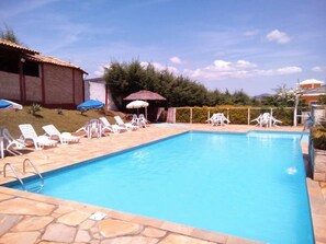 Außenpool, Cabañas (kostenlos), Sonnenschirme