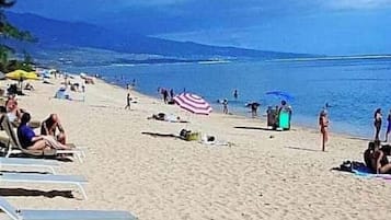 Una spiaggia nelle vicinanze, lettini da mare, teli da spiaggia