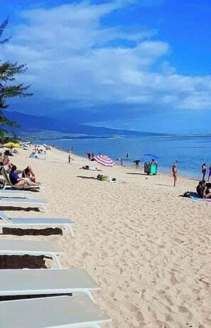 Plage à proximité, chaise longue, serviettes de plage