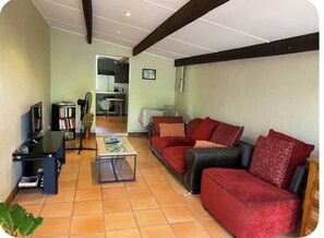 Fernseher, Bücher, Arbeitsbereiche