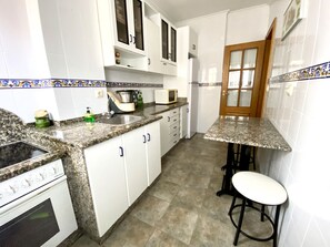 Fridge, microwave, oven, stovetop - Apartment in a great location with stunning views and minutes from the beach! (Ortigueira)
