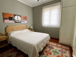 3 bedrooms, iron/ironing board, bed sheets