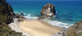 Apartment in a great location with stunning views and minutes from the beach!