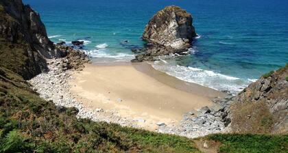 Huoneisto sijaitsee erinomaisella paikalla upealla näköalalla ja muutaman minuutin päässä rannalta!