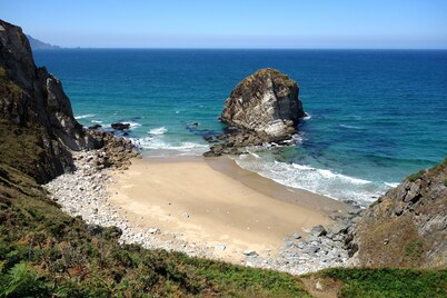 Apartment in a great location with stunning views and minutes from the beach!