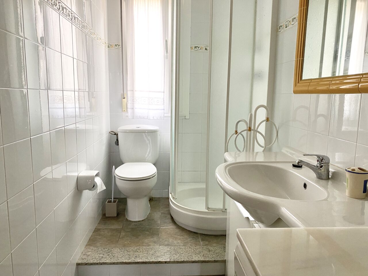 Een douche, handdoeken, toiletpapier