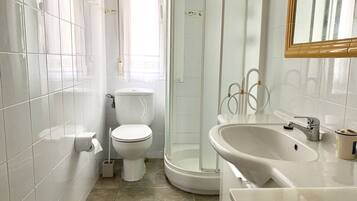 Een douche, handdoeken, toiletpapier