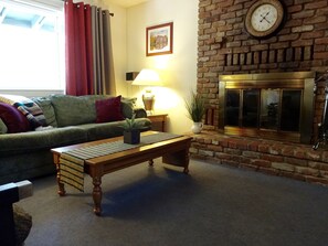 Téléviseur connecté, foyer, lecteur de DVD, sélection de films