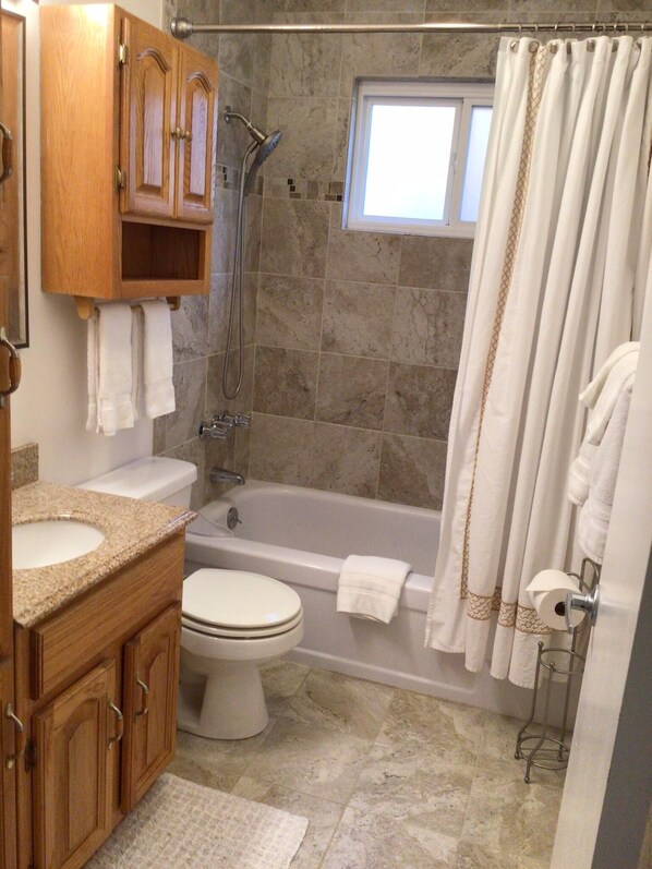 A bathroom with a bathtub, toilet, and sink. - COMFORTABLE HOME NEAR THE LAKE AND SKIING (South Lake Tahoe)