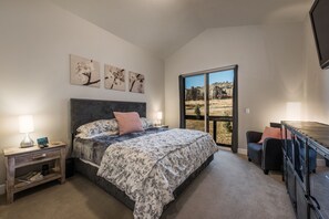 3 slaapkamers, een bureau, een strijkplank/strijkijzer, reisbedje