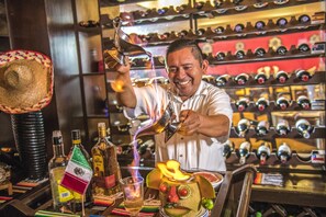 3 bars/lounges, poolside bar, beach bar - Panama Jack Resorts Cancun - All Inclusive (Cancun)
