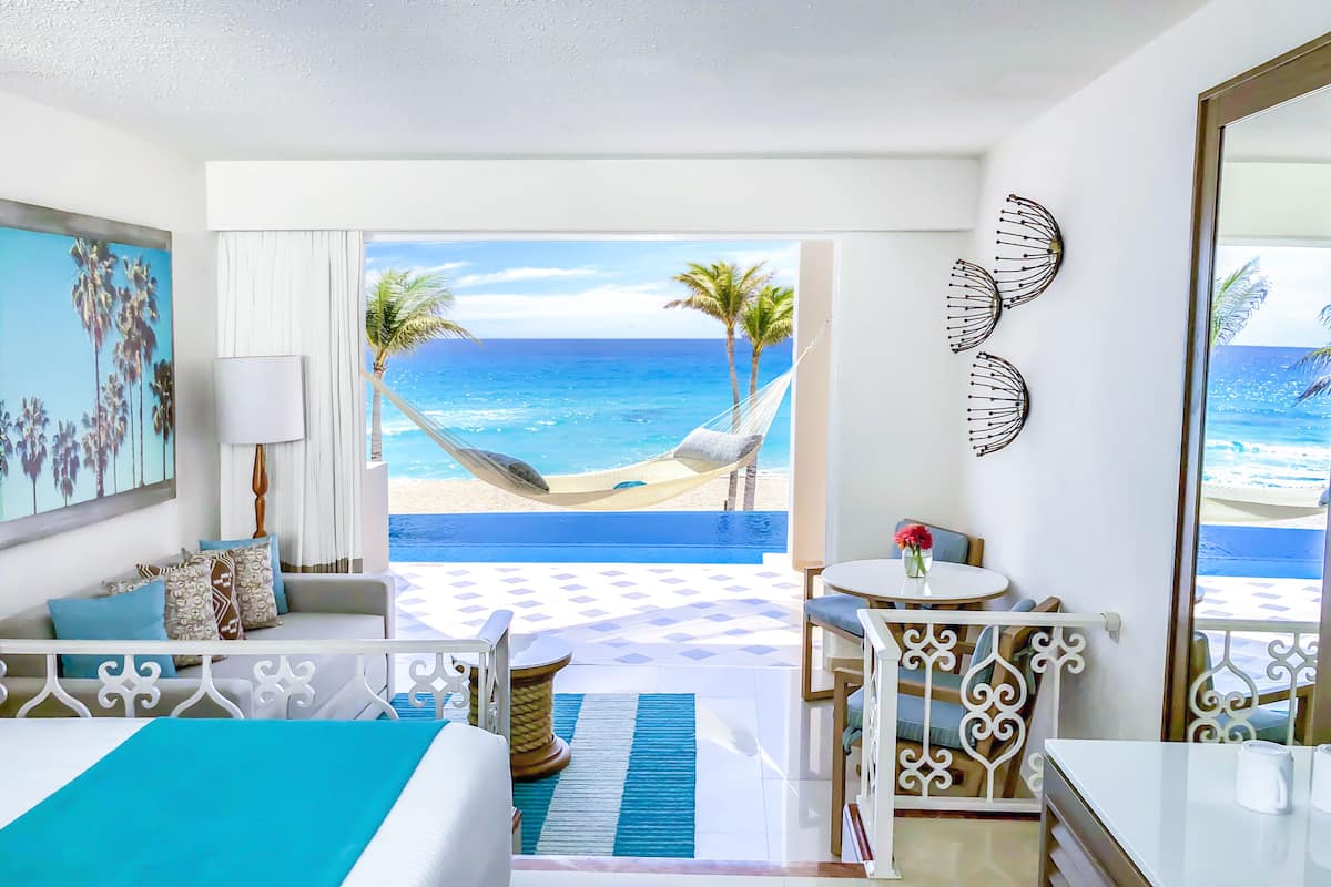Junior Suite Beachfront Infinity Swim Up | Free minibar, in-room safe, iron/ironing board, free rollaway beds