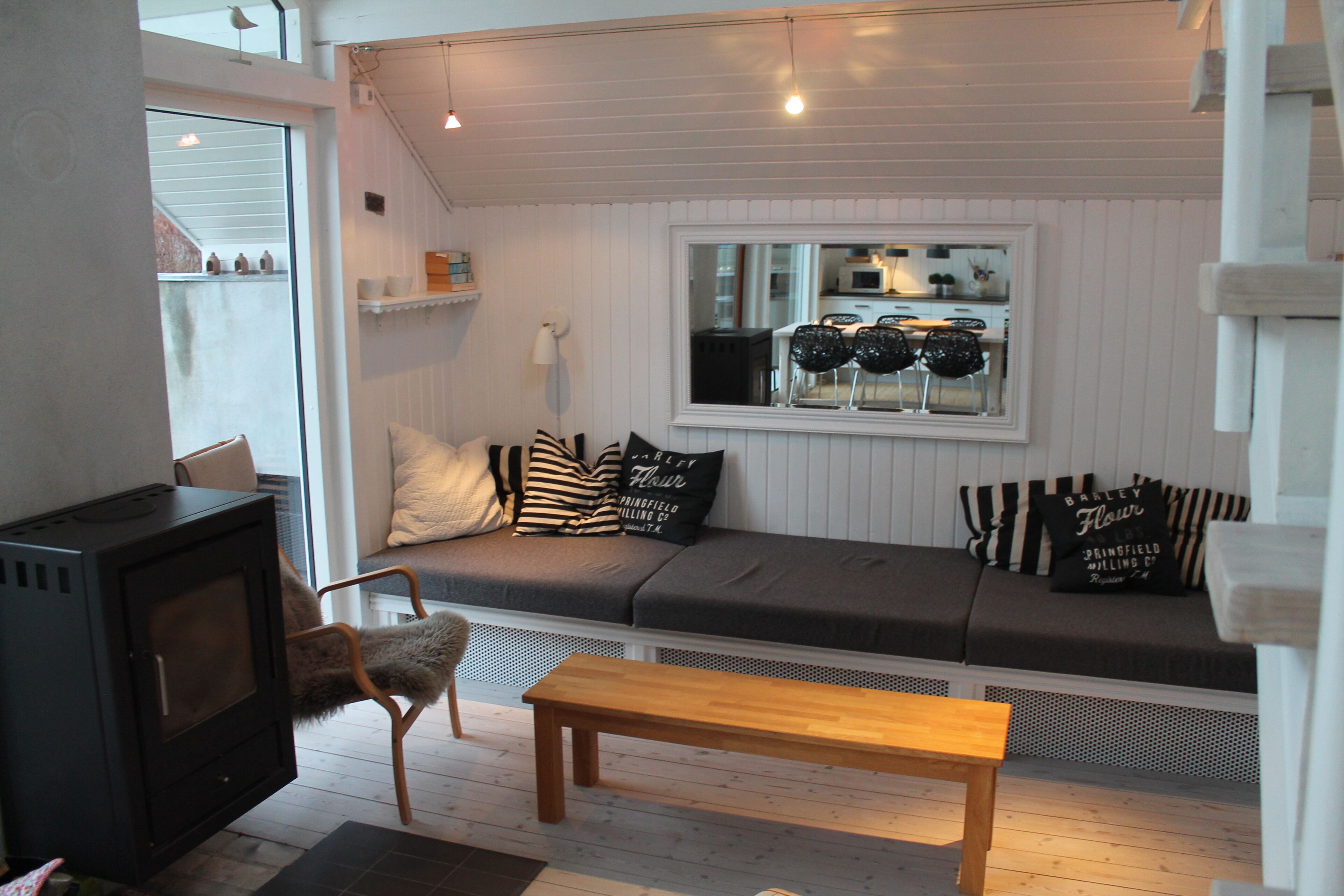 Fernseher, Kamin, Bücher