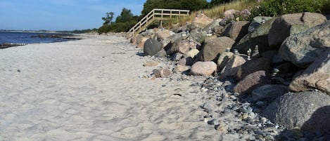 Una spiaggia nelle vicinanze