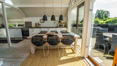 Cottage 100 m from Beach