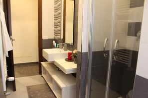 Dusche, Haartrockner, Bidet, Handtücher