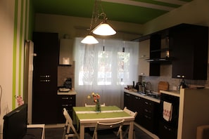 Fridge, oven, stovetop, dishwasher