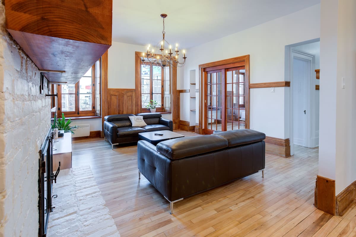 Apartment, 2 Bedrooms, Patio (V201) | Living room | 35-inch flat-screen TV with cable channels, TV
