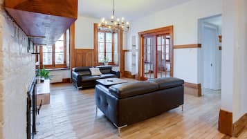 Apartment, 2 Bedrooms, Patio (V201) | Living room