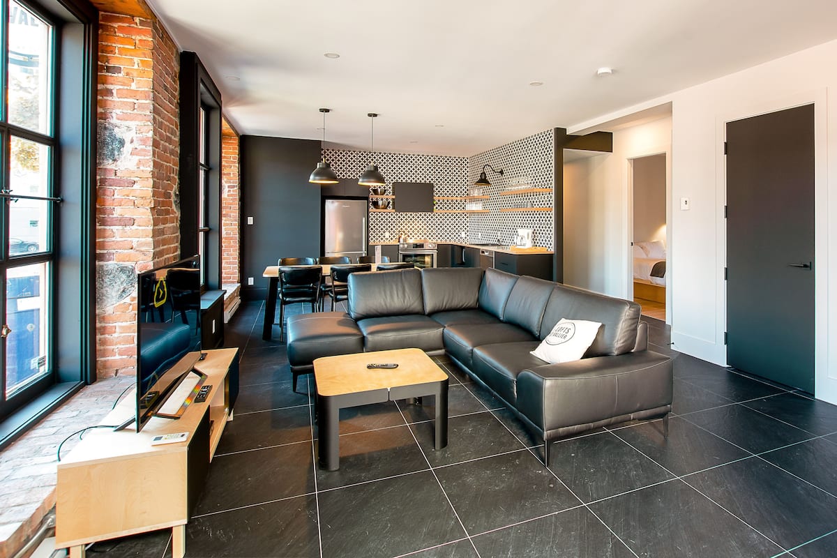 Apartment, 3 Bedrooms (V101) | Living area | 35-inch flat-screen TV with cable channels, TV