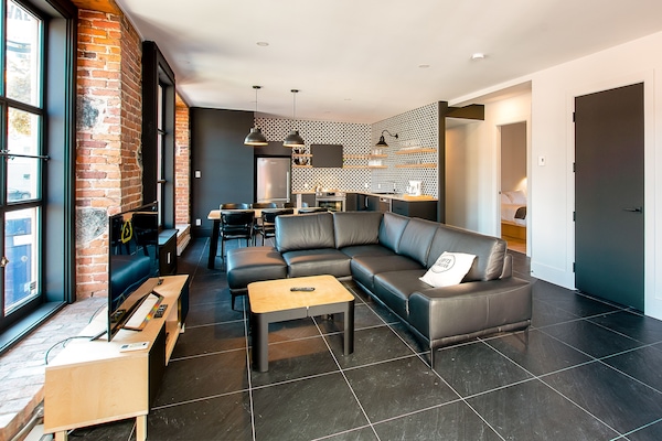 Apartment, 3 Bedrooms (V101) | Living area | 35-inch flat-screen TV with cable channels, TV