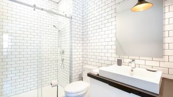 Apartment, 3 Schlafzimmer (V101) | Badezimmer | Duschwanne, kostenlose Toilettenartikel, Haartrockner, Handtücher