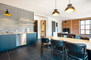 Refrigerador con freezer, microondas, horno, placa de cocina
