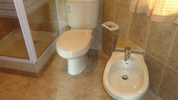 Dusche, Haartrockner, Bidet, Handtücher