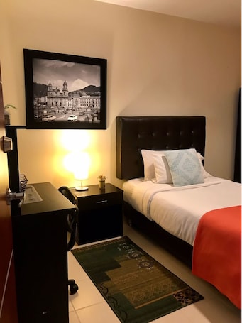 1 habitación, cubrecamas, decoración personalizada y muebles diferentes