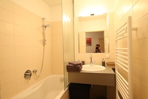 Combined shower/tub, hair dryer, slippers, towels
