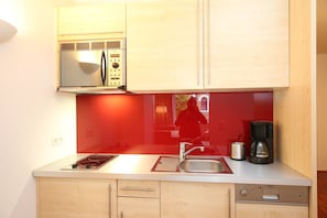 Kühlschrank, Mikrowelle, Ofen, Herdplatte