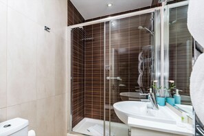 Standaard appartement, 1 slaapkamer | Badkamer | Een douche, gratis toiletartikelen, handdoeken