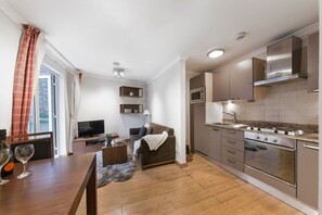 Appartamento Deluxe, 1 camera da letto (2 adults, 2 children) | Area soggiorno | TV a schermo piatto