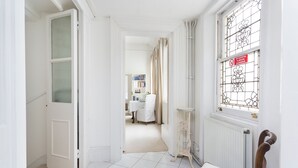 Unclassified image, 2 of 19, button - Kensington Executives (London)