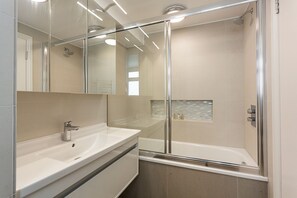 Departamento superior, 2 habitaciones | Baño | Tina con regadera, amenidades de baño gratuitas, toallas 