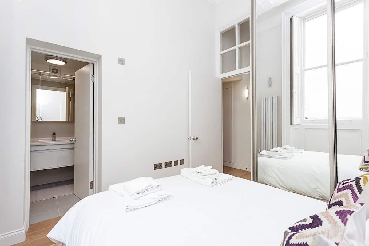 Iron/ironing board, free WiFi, bed sheets