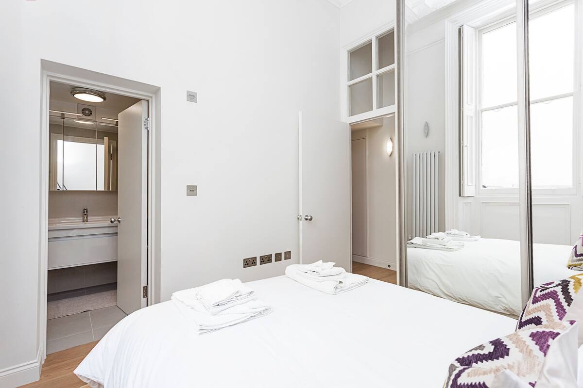 Superior Apartment, 2 Bedrooms | Iron/ironing board, free WiFi, bed sheets
