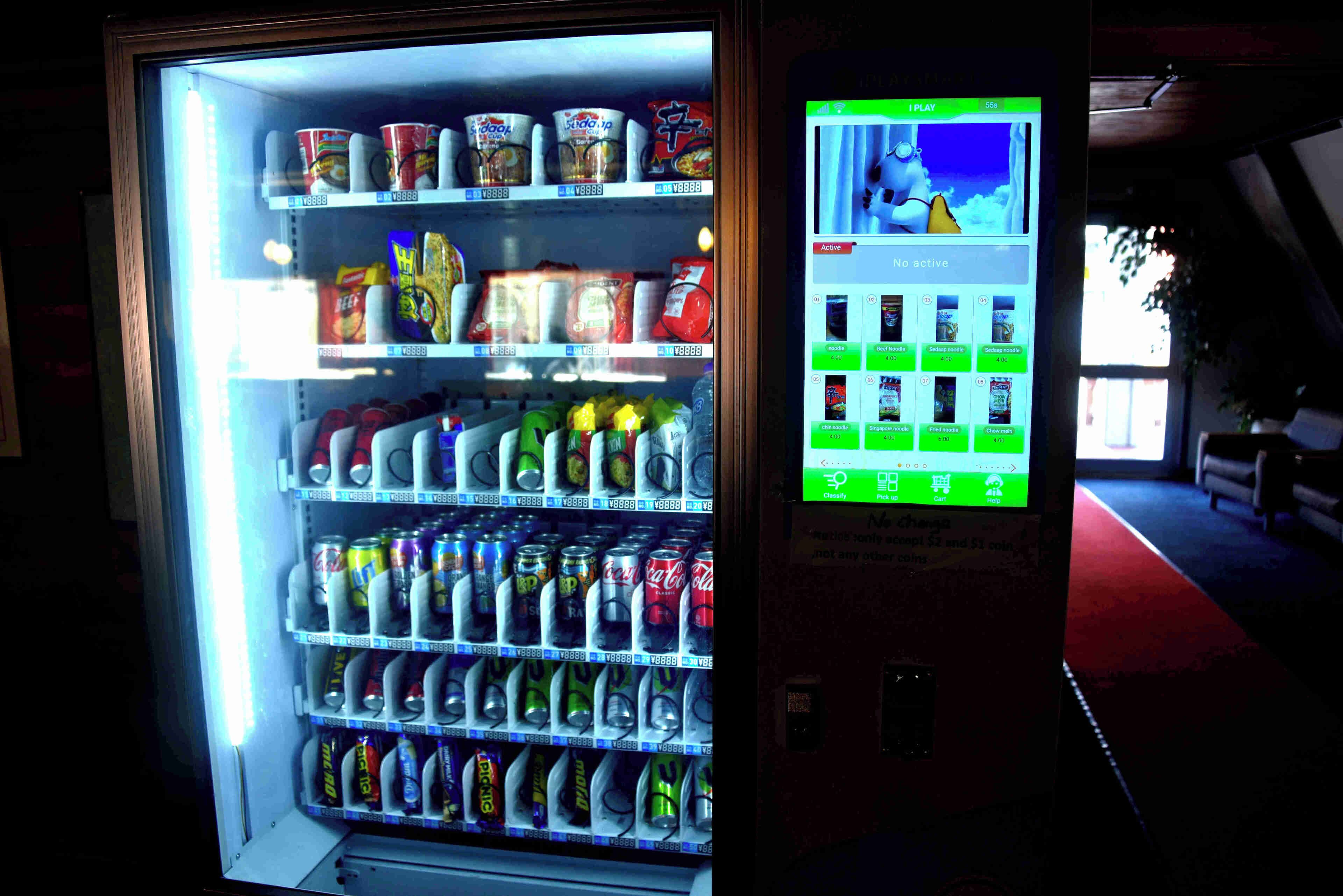 Una máquina expendedora con diferentes aperitivos y bebidas.