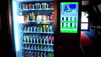 Una máquina expendedora con diferentes aperitivos y bebidas.