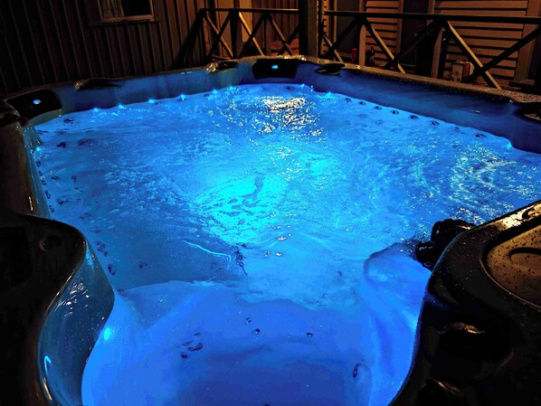 Un jacuzzi con luz azul.