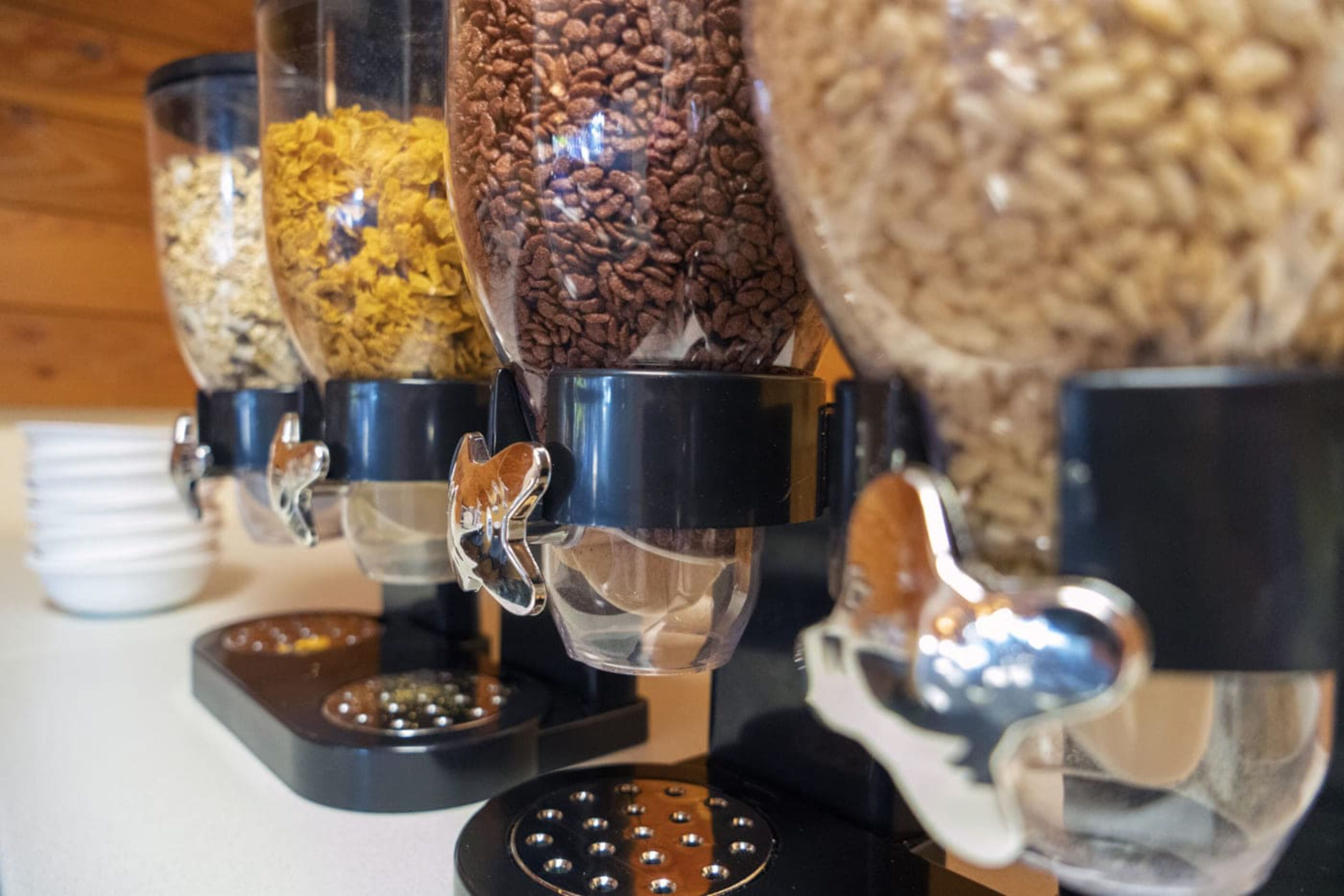 Una máquina de café con varios dispensadores para distintos tipos de granos.