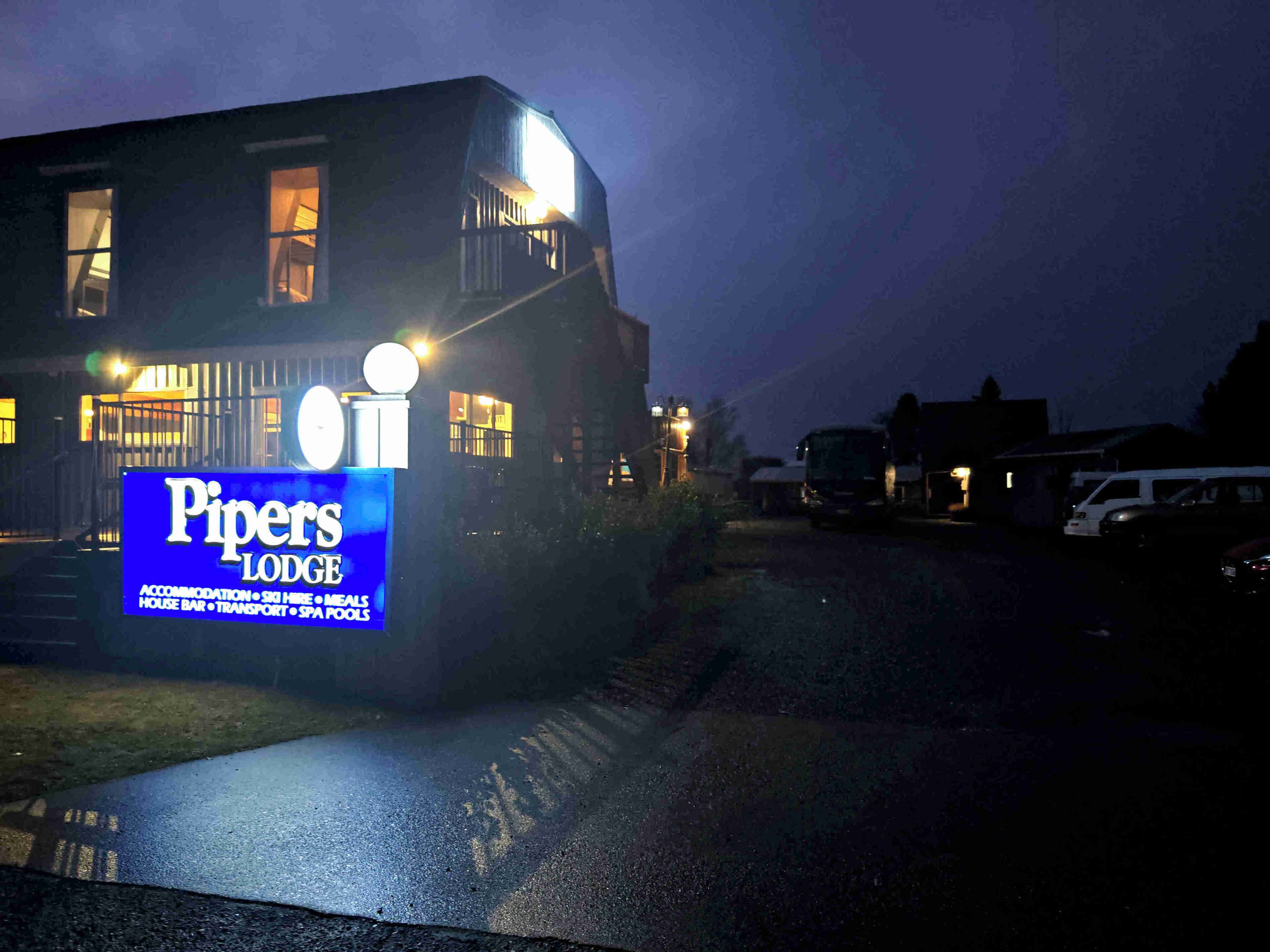 Fassade der Unterkunft – Abend/Nacht