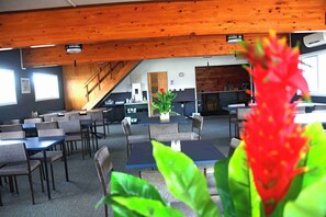 Petit déjeuner servi sur place