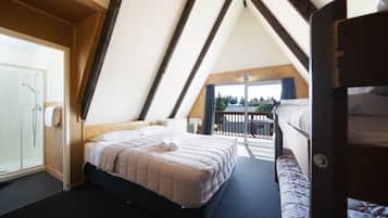 Six Bed Ensuite Dorm | Tabla de planchar con plancha, wifi gratis y ropa de cama