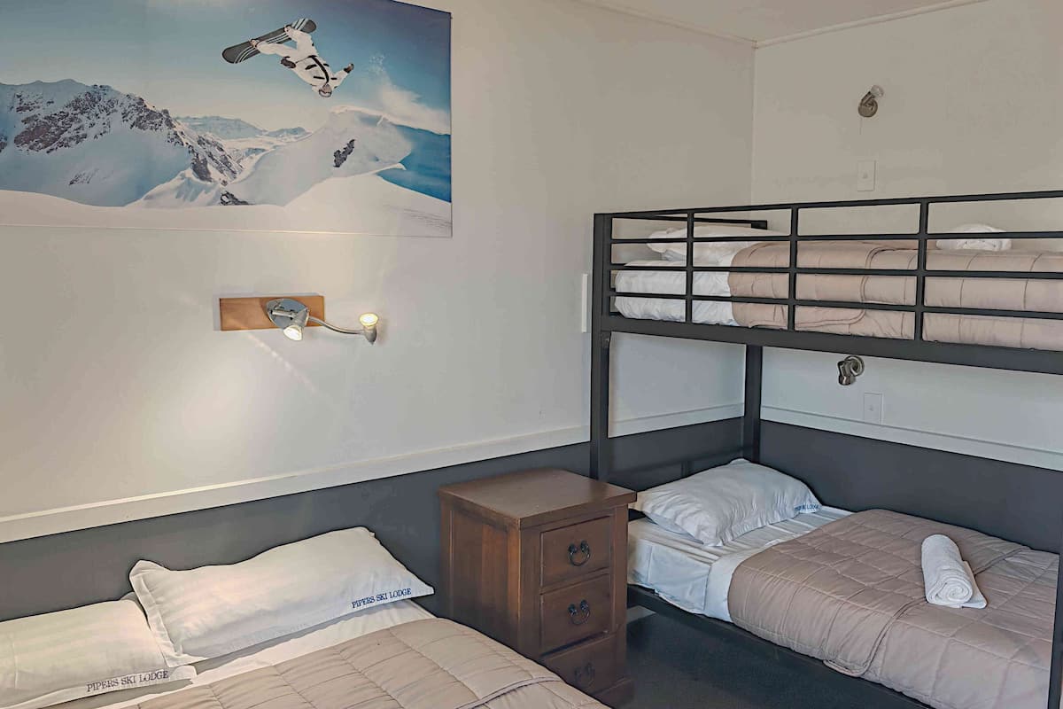 Ensuite Room | Iron/ironing board, free WiFi, bed sheets