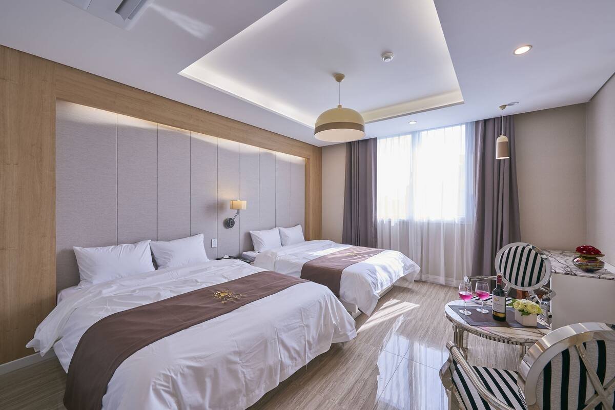 deluxe twin room | in-room safe, desk, blackout curtains, soundproofing
