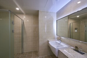Habitación Deluxe doble | Baño | Secador de pelo, albornoces, zapatillas y bidé